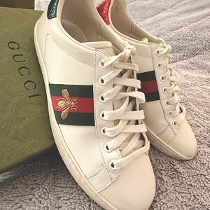 Women’s leather Gucci sneakers